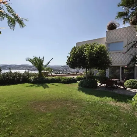 Villa Glamorous With A Pool And Panoramic Sea View